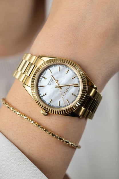 ZINZI Solaris horloge met witte parelmoer wijzerplaat, stalen geelgoudkleurige kast 35mm en stalen band met clip-sluiting. Het Japanse uurwerk loopt op zon- en kunstlicht ZIW2134